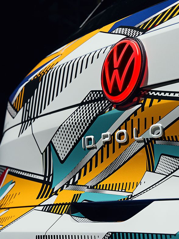 VW ID. Polo Heckansicht eines VW ID. Polo mit Konzeptbeklebung von seitlich rechts und vor einem dunklem Hintergrund