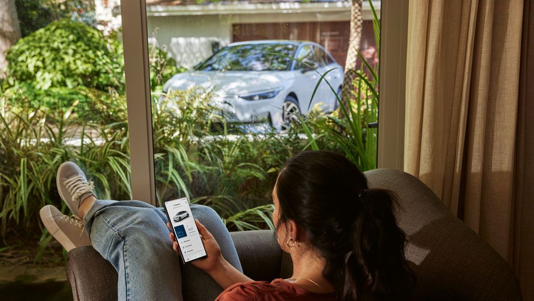 Frau checkt den Status ihres VW ID.7 in der VW Connect App