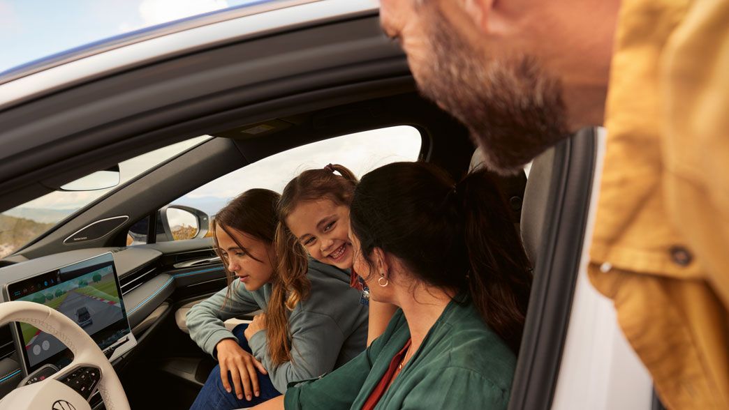 Eine Familie sitzt im ID.7 und lacht