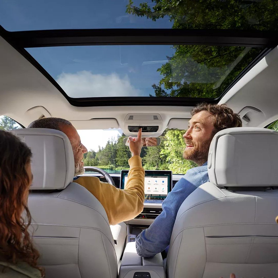 Die LED-Matrixscheinwerfer im Fokus eines weißen VW Passat.