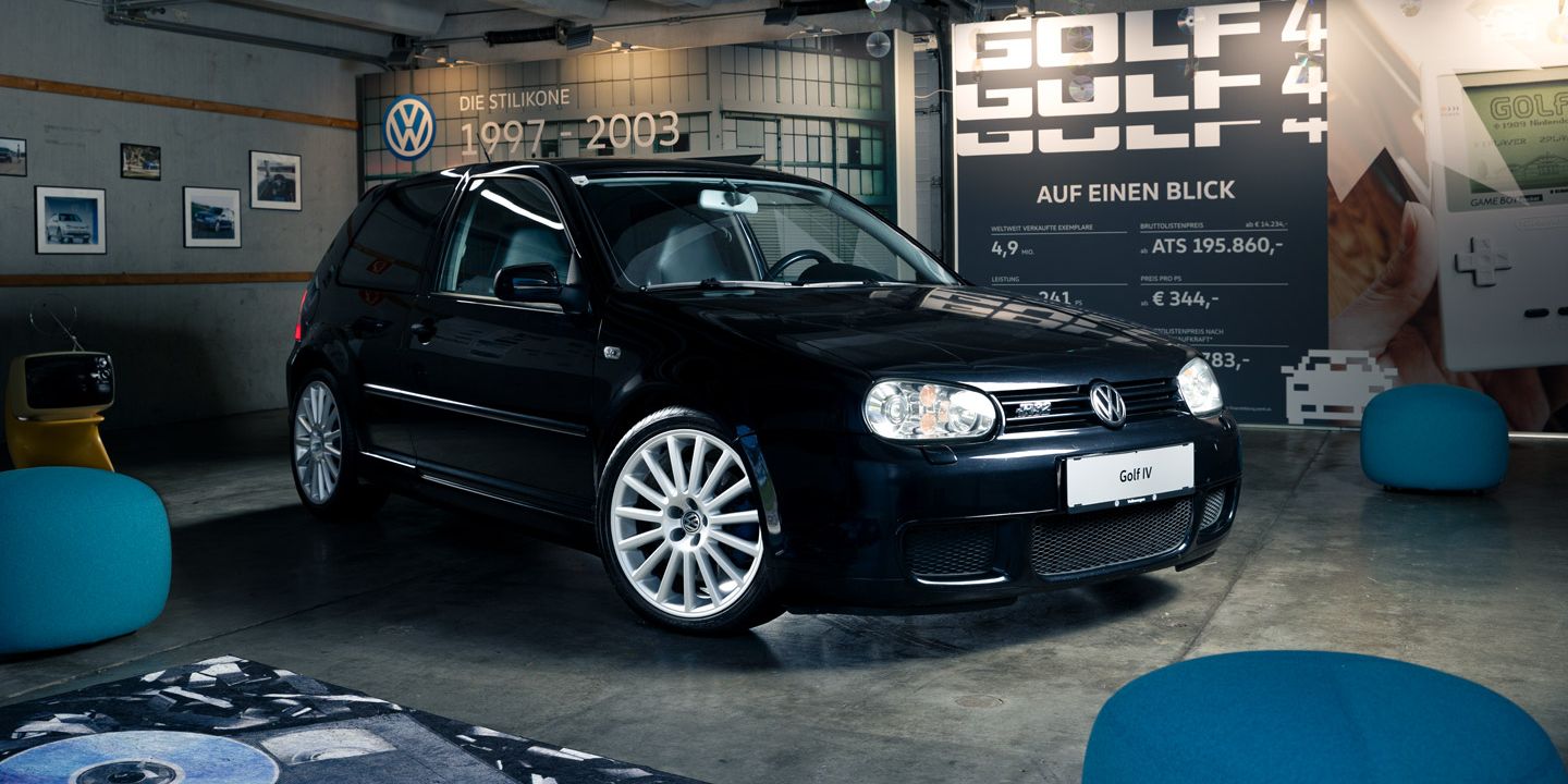 Ein schwarzer VW Golf 4 schräg von vorne