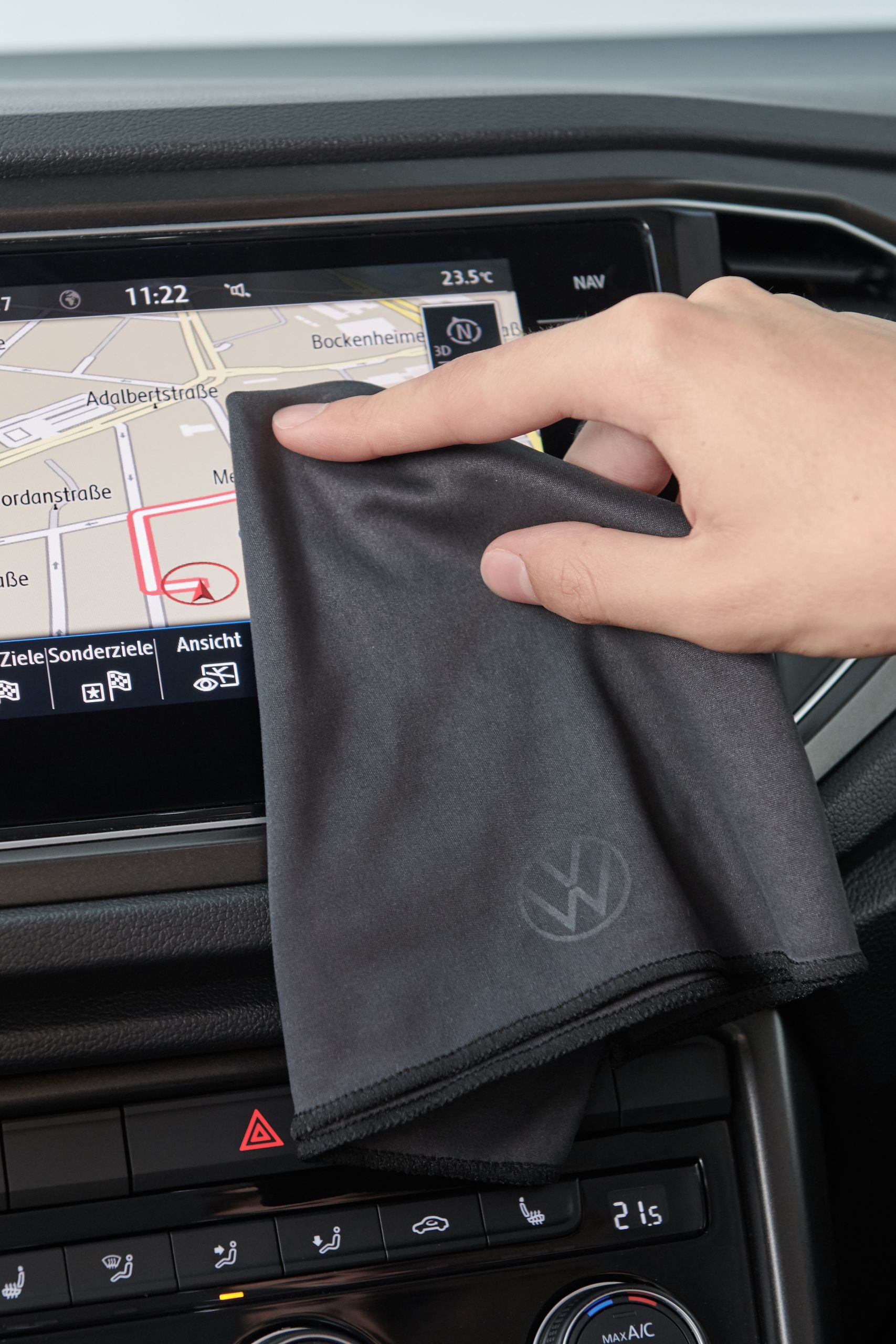 Das Display des Volkswagen Navis wird mit einem Volkswagen Reinigungstuch poliert
