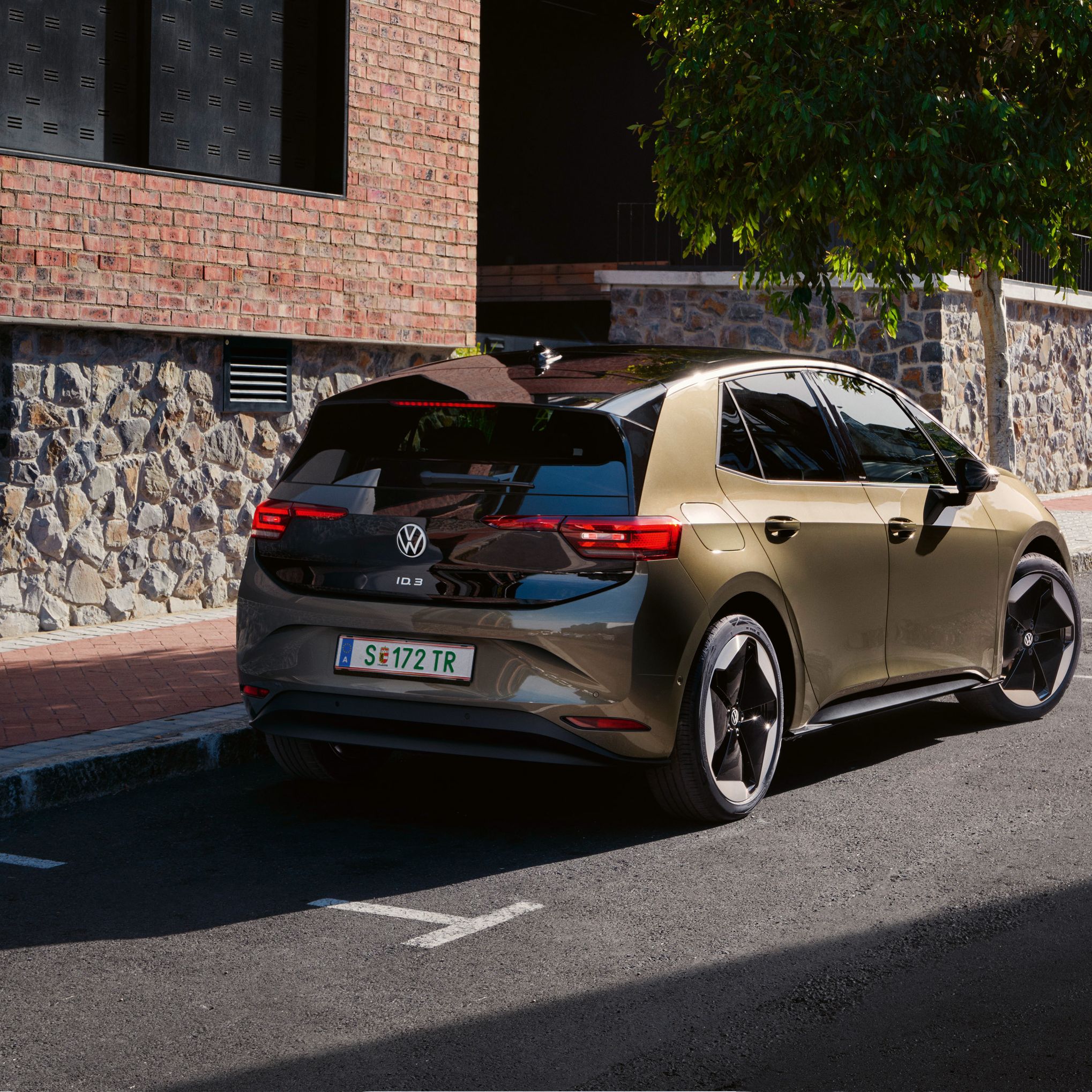 Ein VW ID.3 von hinten der in Stadt geparkt ist