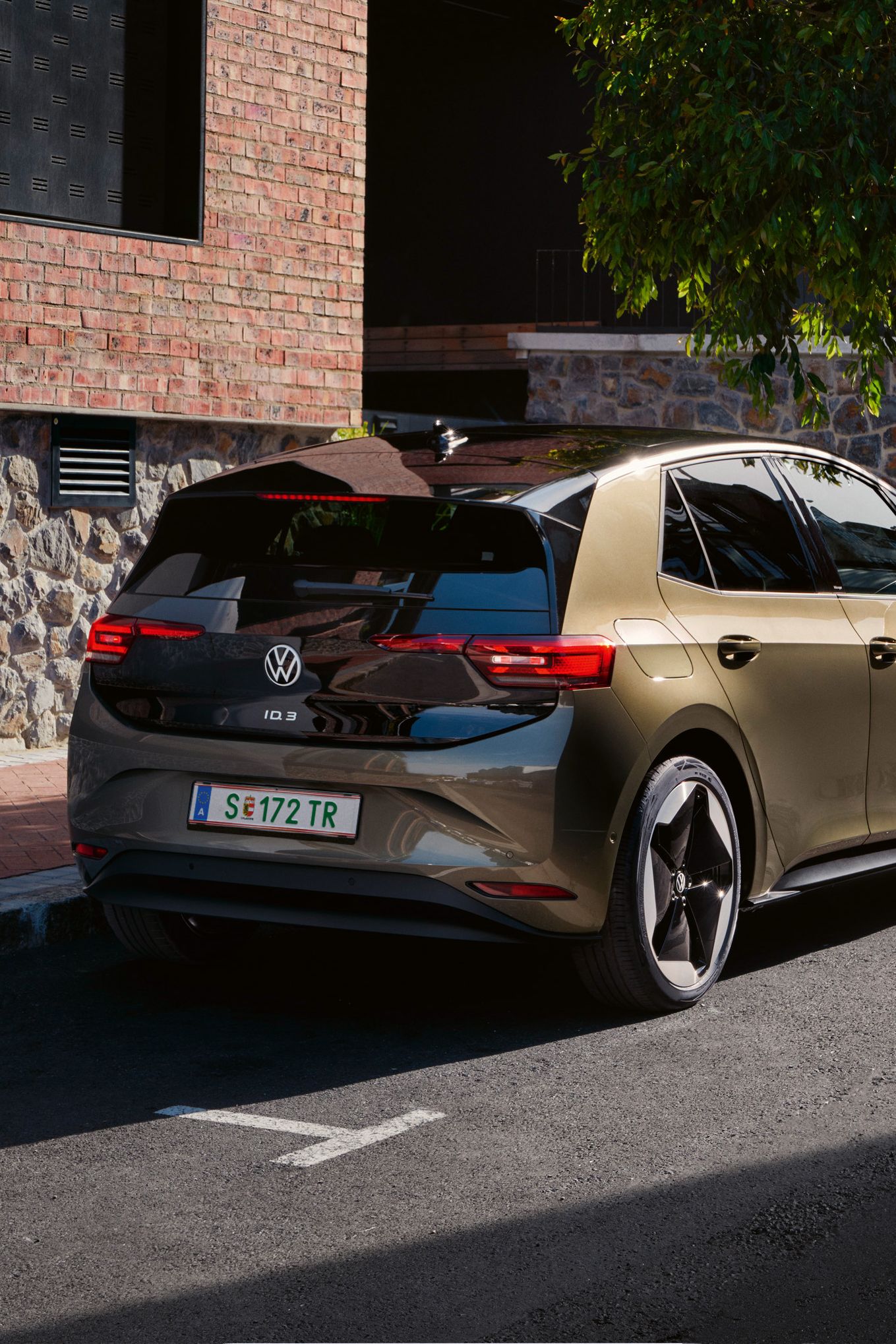 Ein VW ID.3 von hinten der in Stadt geparkt ist