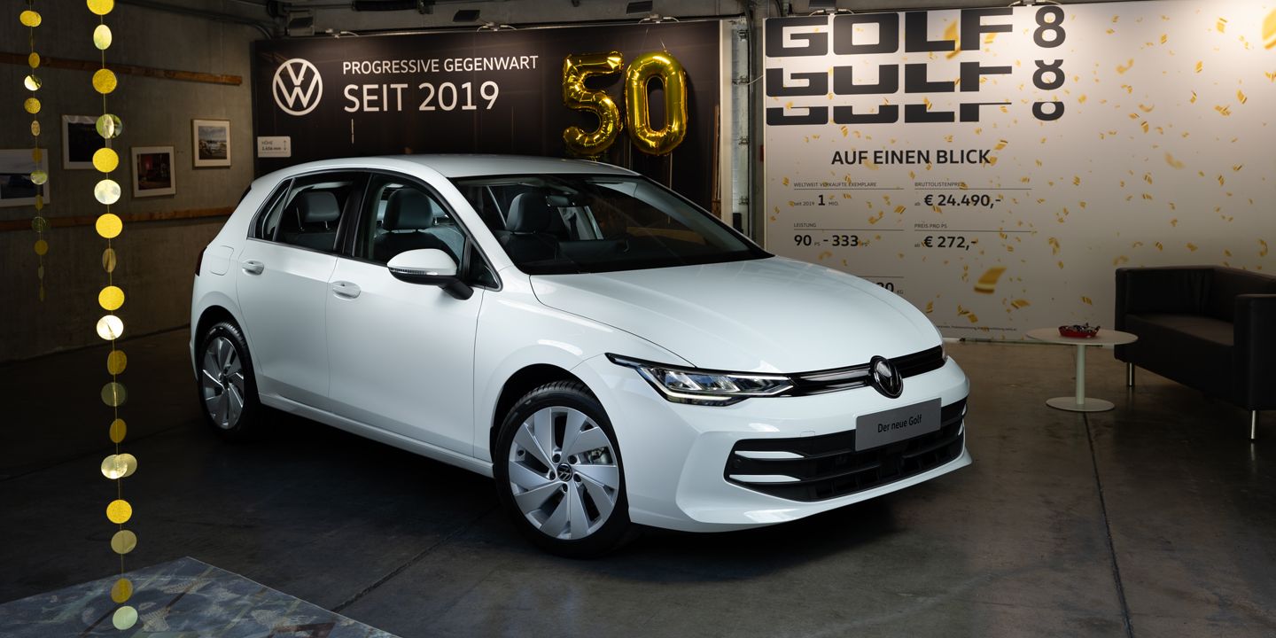 Ein weißer VW Golf 8 schräg von vorne