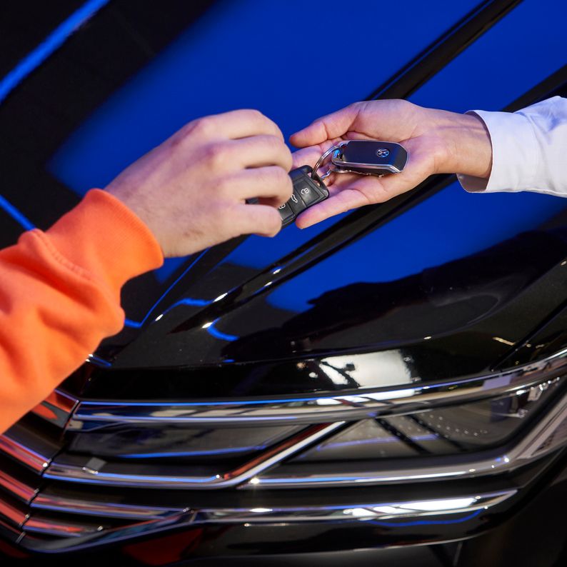Volkswagen Autoschlüssel werden an eine Kundin übergeben
