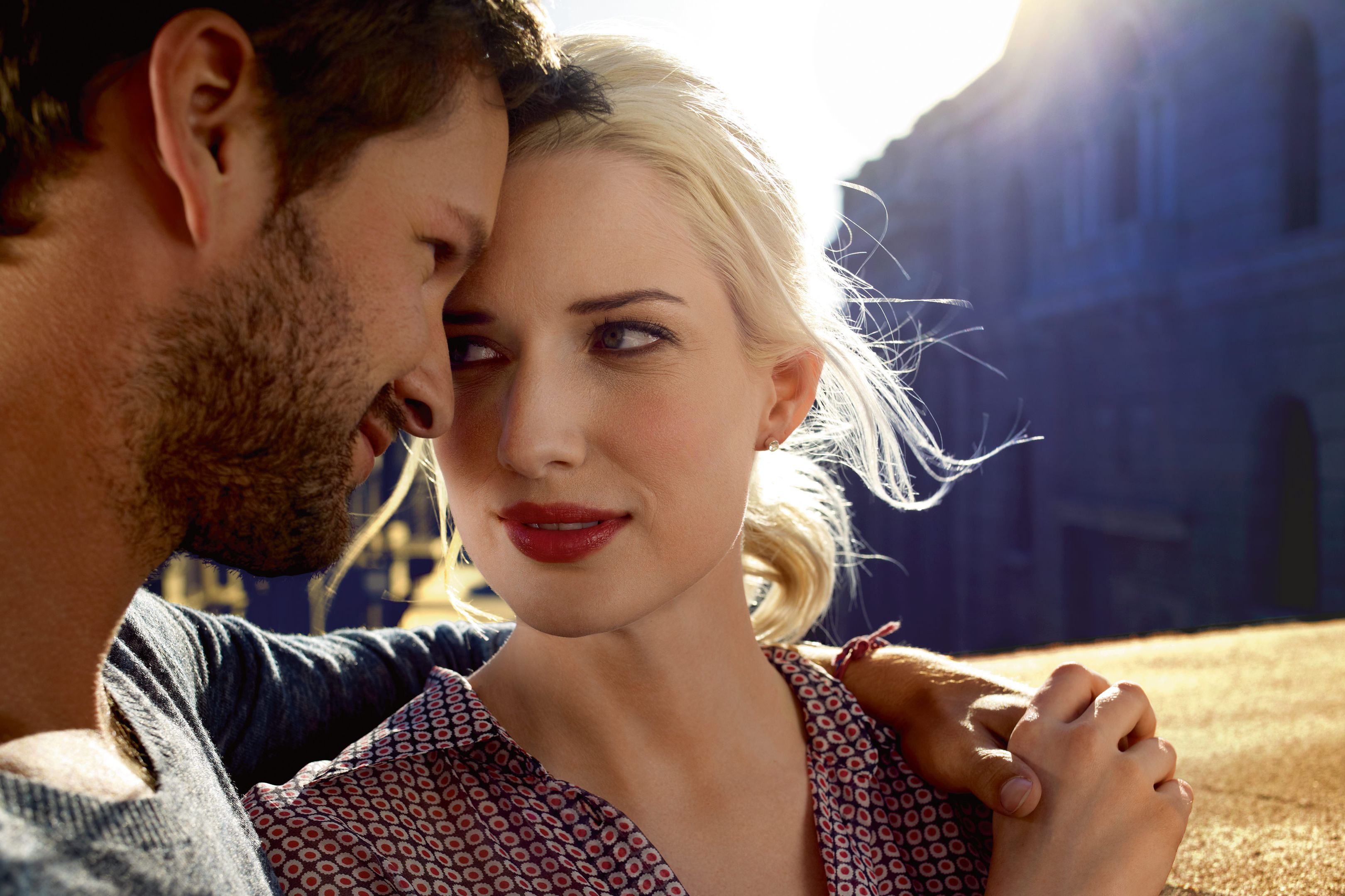 Zu sehen ist eine Frau und ein Mann die sich tief in die Augen schauen 