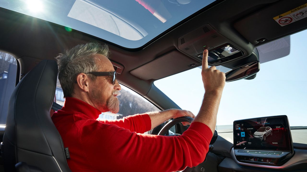 Mann nützt VW Connect für ID. in seinem VW ID.4