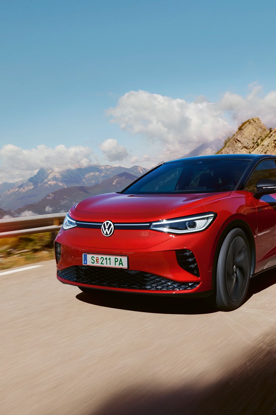 VW ID.5 GTX fährt durch die Berge