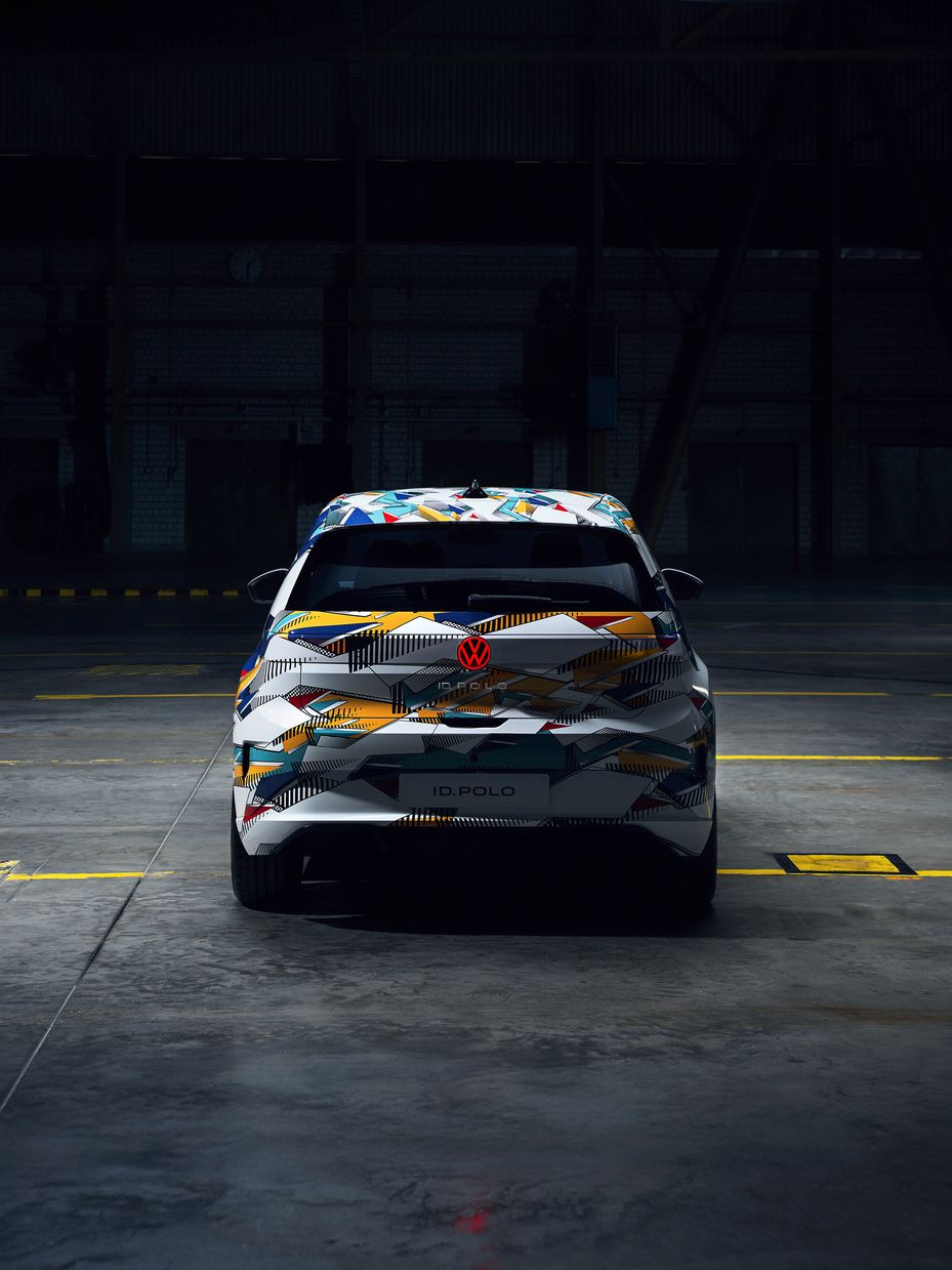 Heckansicht des neuen bunt folierten VW ID. Polo 
