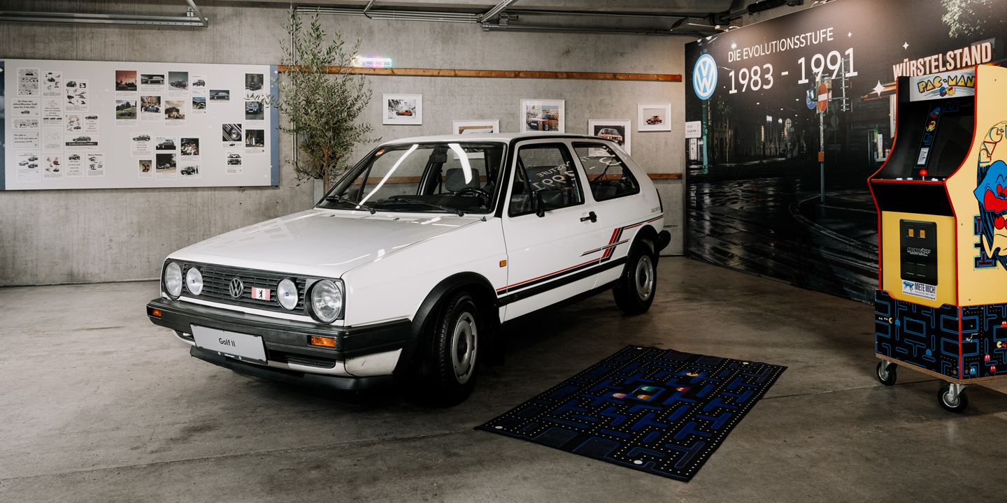 Ein weißer VW Golf 2 schräg von vorne