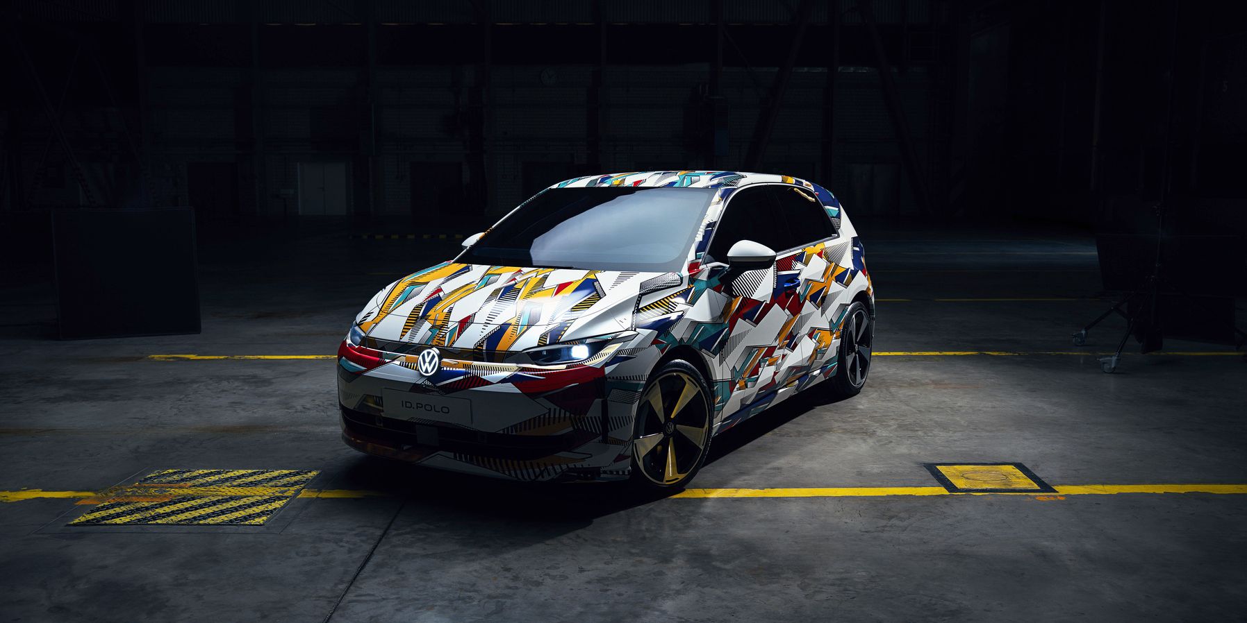 Der VW ID. Polo als Erlkönig in einer Halle