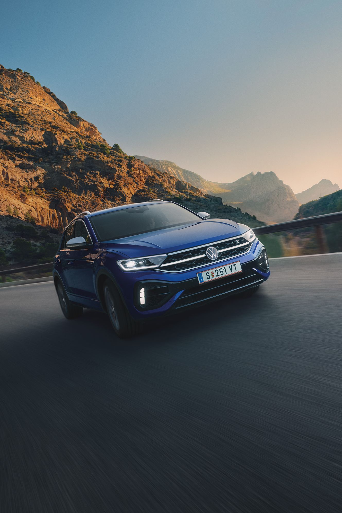 Der VW T-Roc fährt auf einer Bergstraße