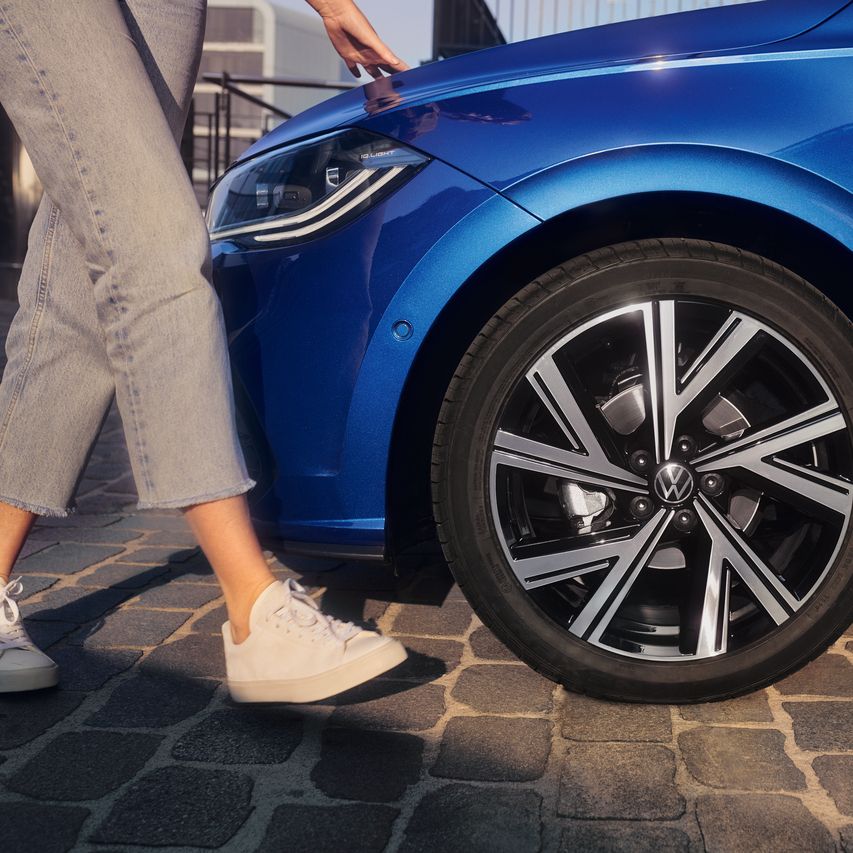 Felge eines blauen VW Polo R-Line