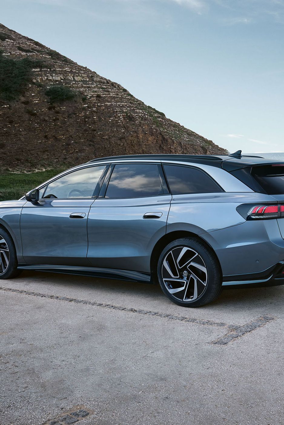 Seiten- und Heckansicht eines grau-blauen VW ID.7 Tourer