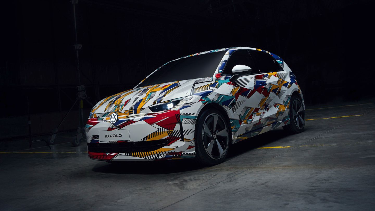 Frontansicht des neuen bunt folierten VW ID. Polo 