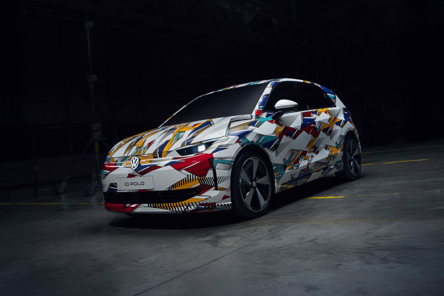 Frontansicht des neuen bunt folierten VW ID. Polo 