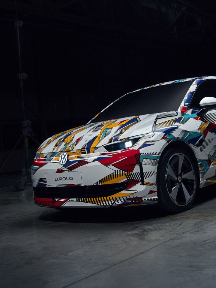Frontansicht des neuen bunt folierten VW ID. Polo 