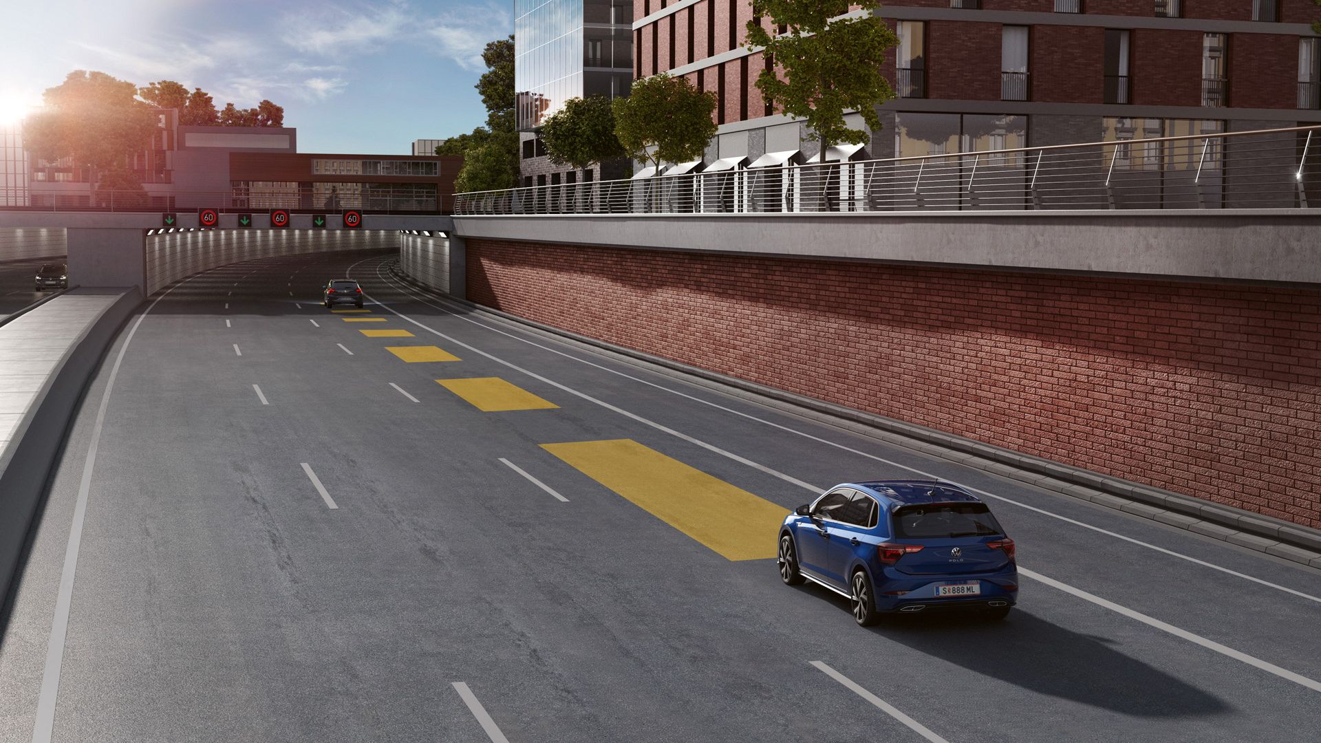 Ein blauer VW Polo fährt mit dem Assistenzsystem ACC