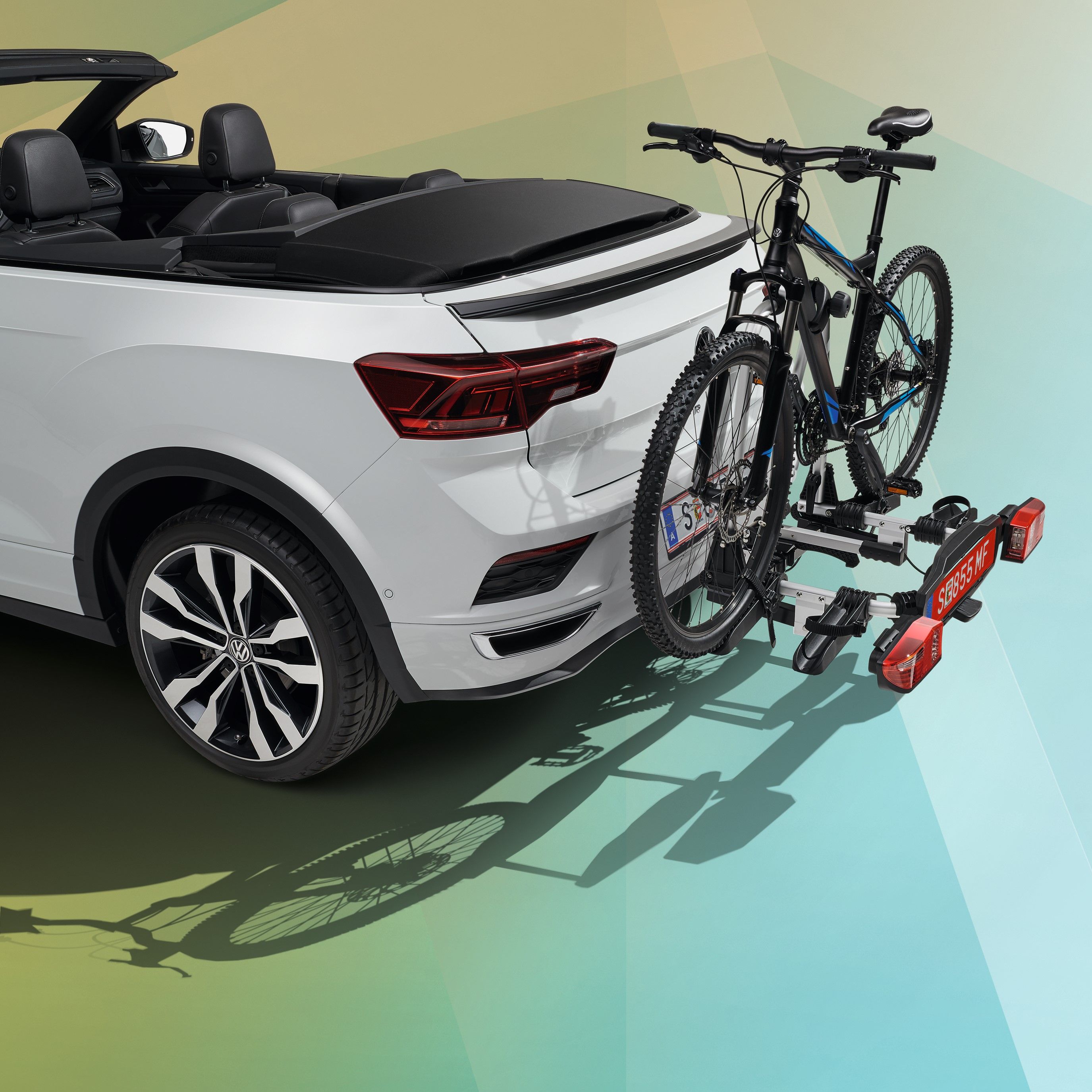 Volkswagen mit Fahrrad auf Fahrradträger