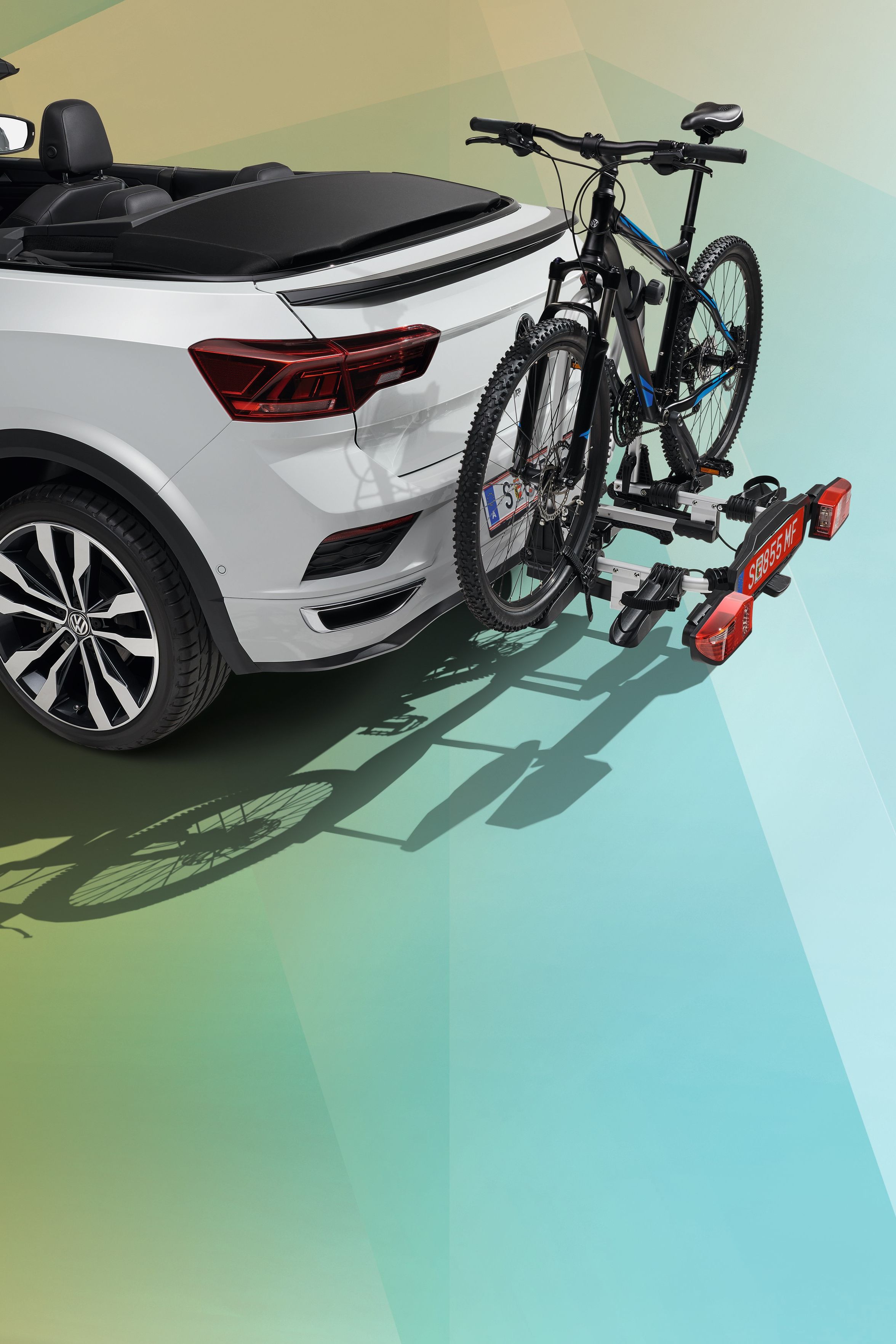 Volkswagen mit Fahrrad auf Fahrradträger