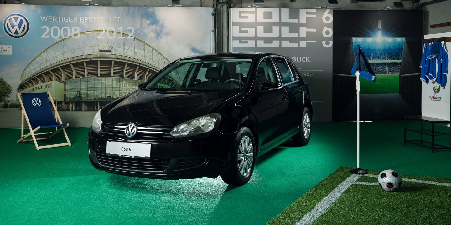 Ein schwarzer VW Golf 6 schräg von vorne