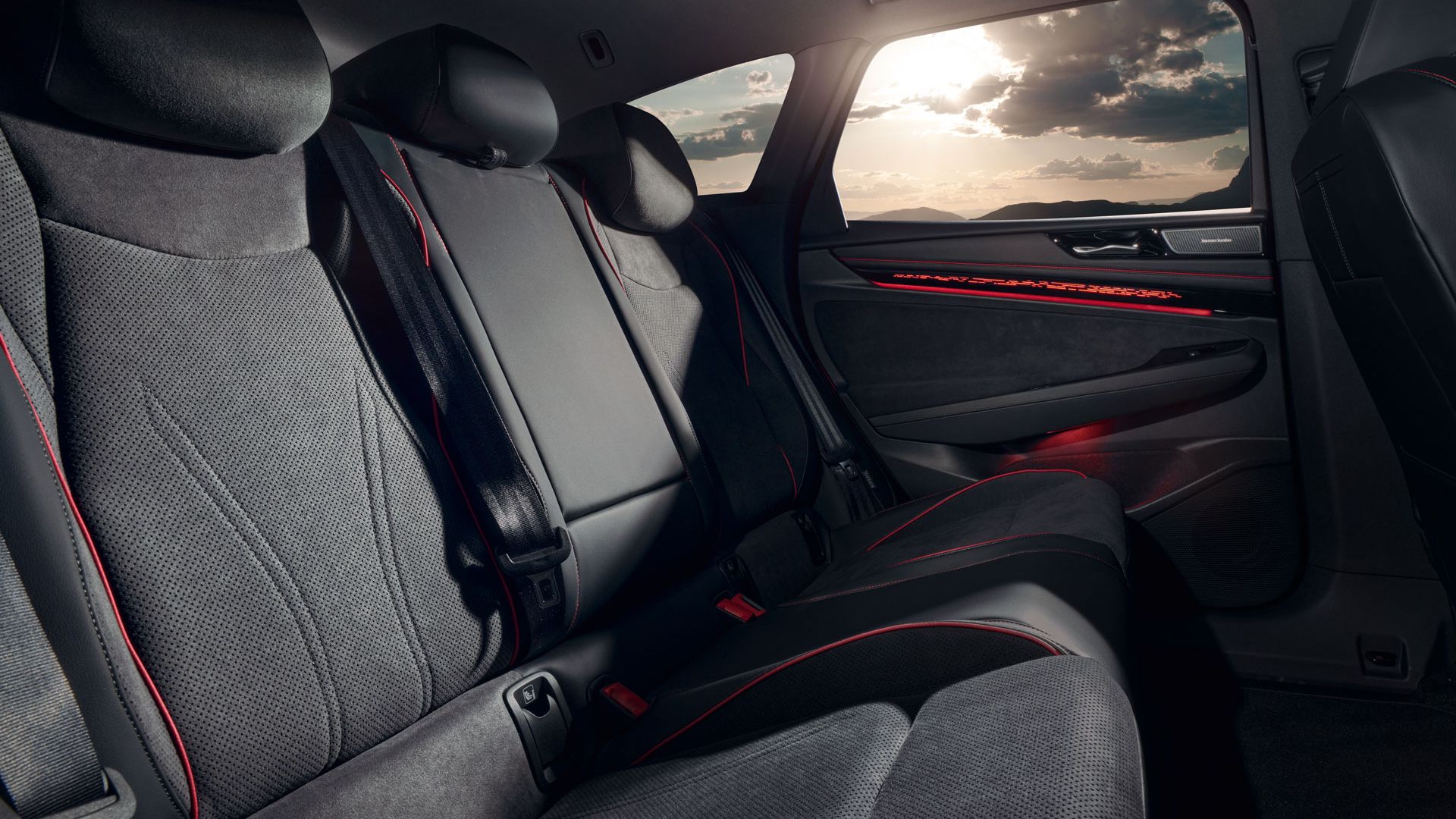 Die Rückbank und Ambientebeleuchtung des VW ID.7 Tourer GTX