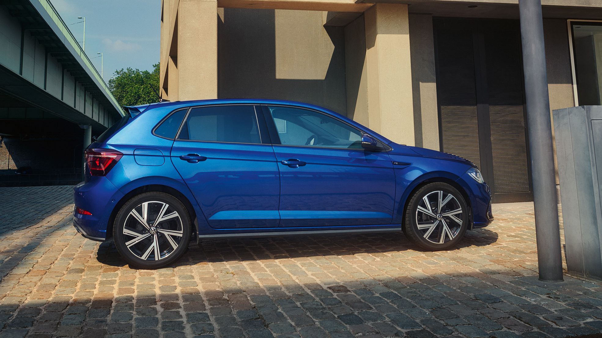 Seitenansicht eines blauen VW Polo R-Line in einer Stadt
