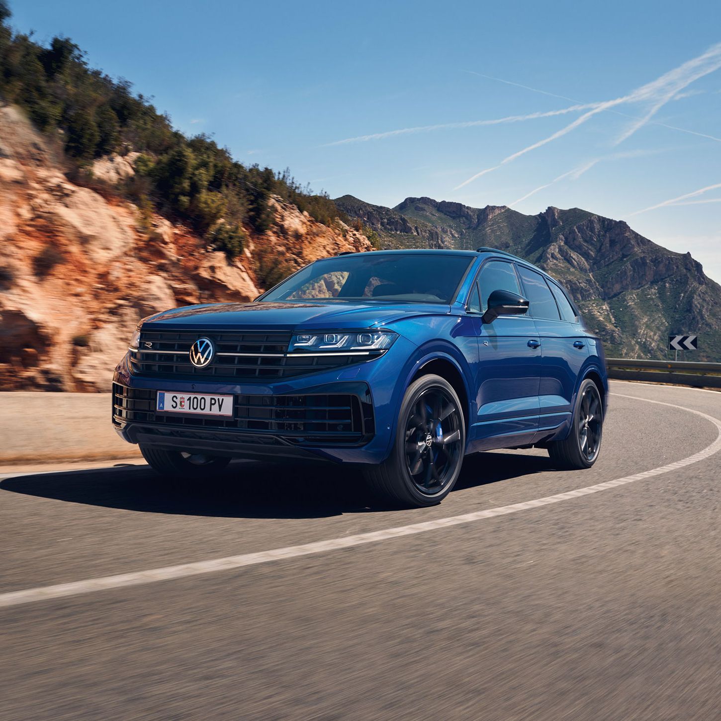 Der VW Touareg R eHybrid fährt auf einer Bergstraße