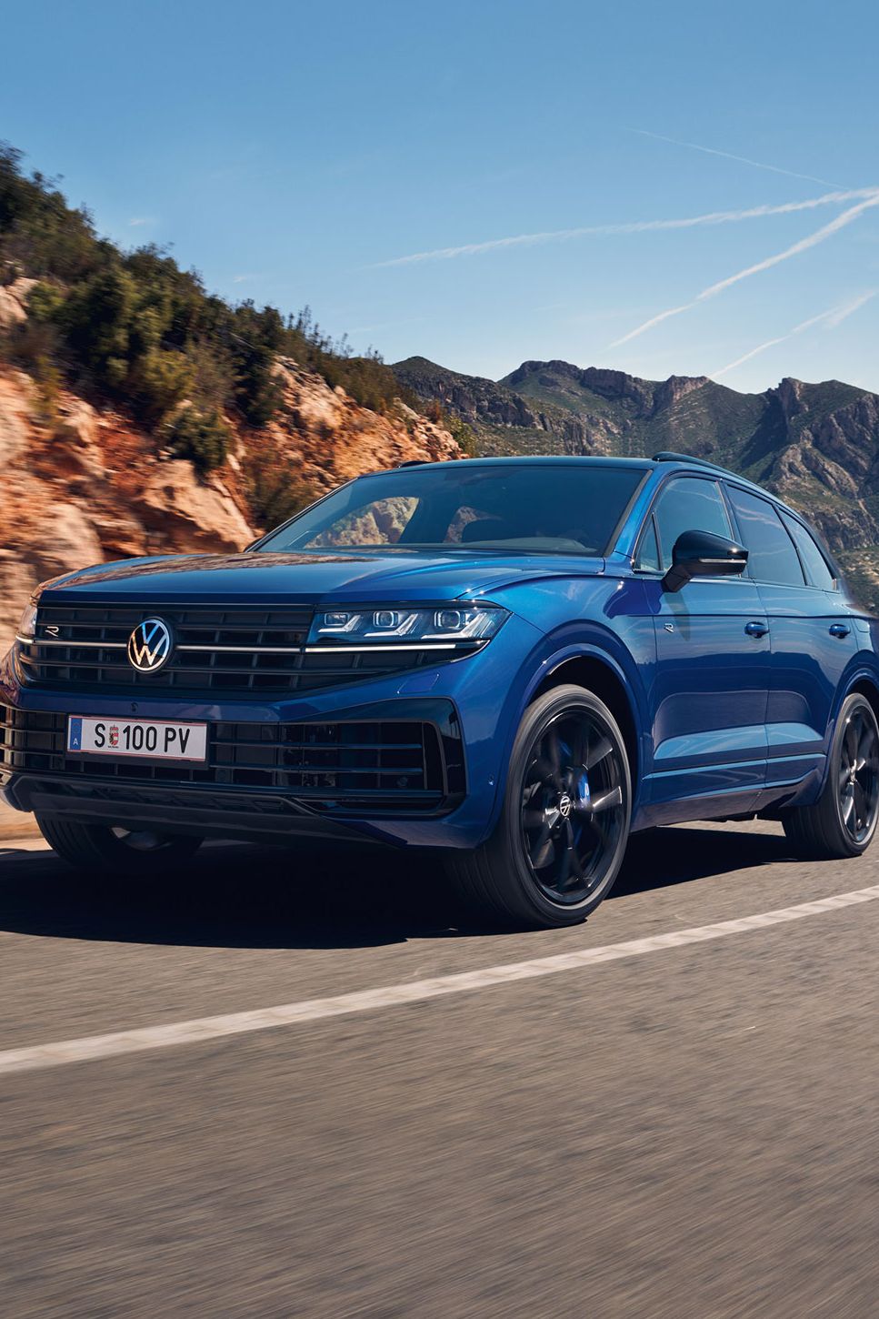 Der VW Touareg R eHybrid fährt auf einer Bergstraße