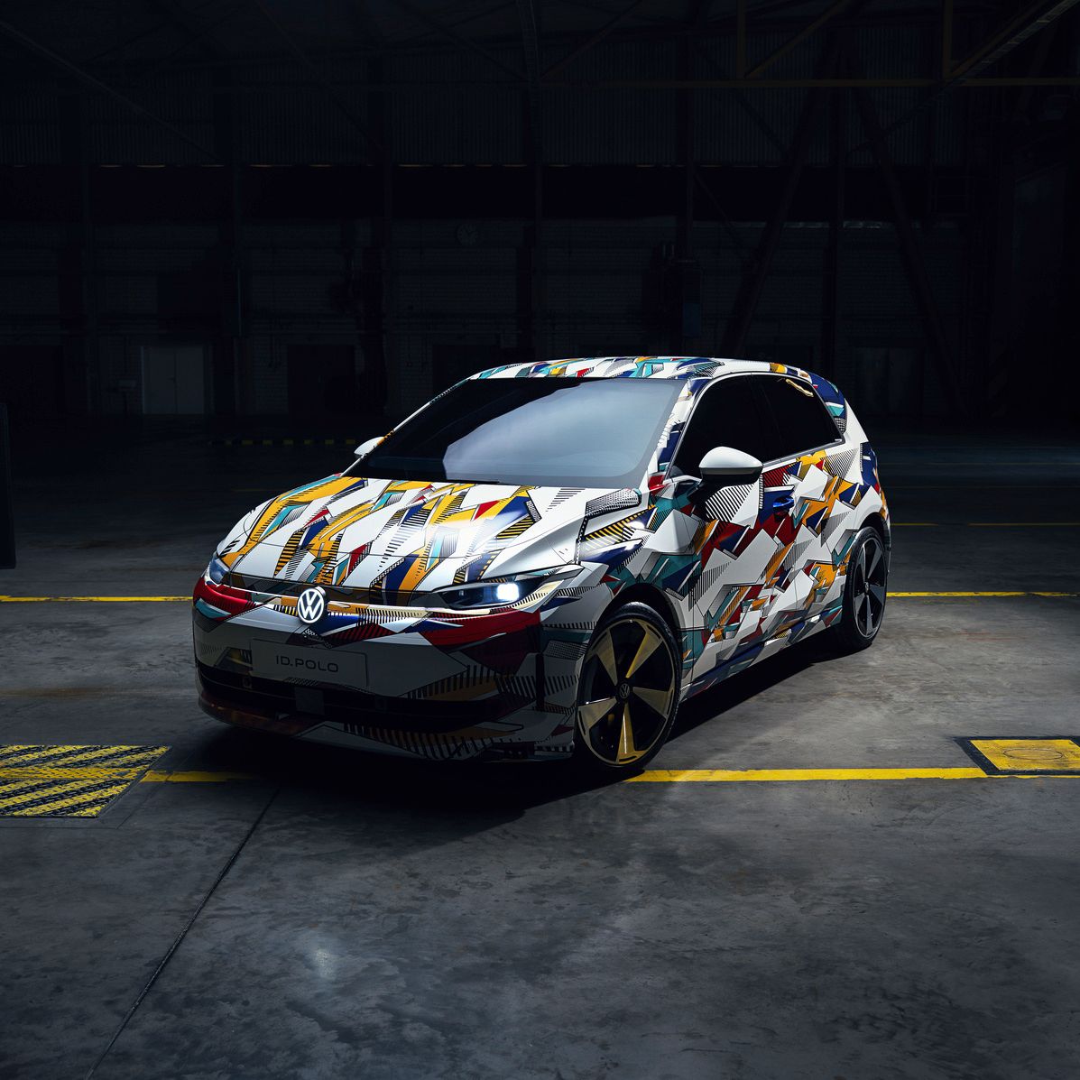 Der VW ID. Polo als Erlkönig in einer Halle