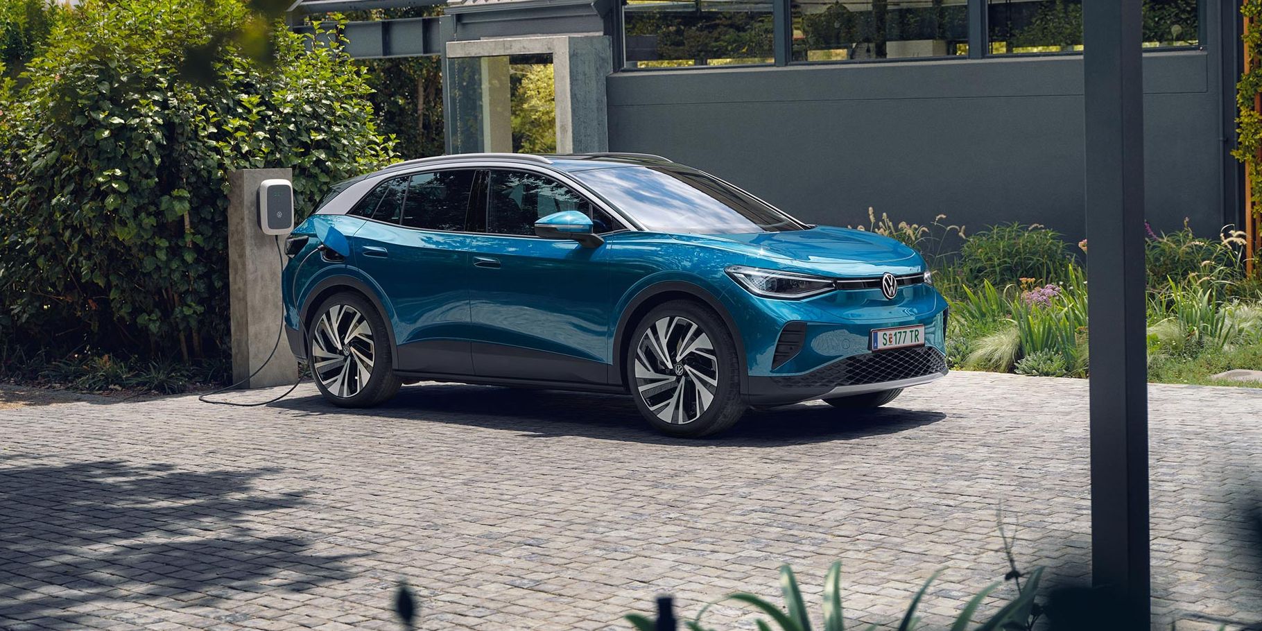Blauer VW ID.4 wird vor Firmengebäude geladen