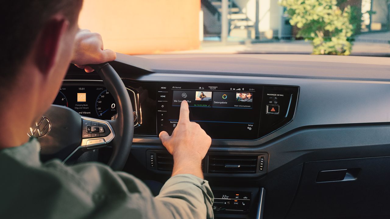 Mann bedient Webshop VW Upgrades im VW Polo