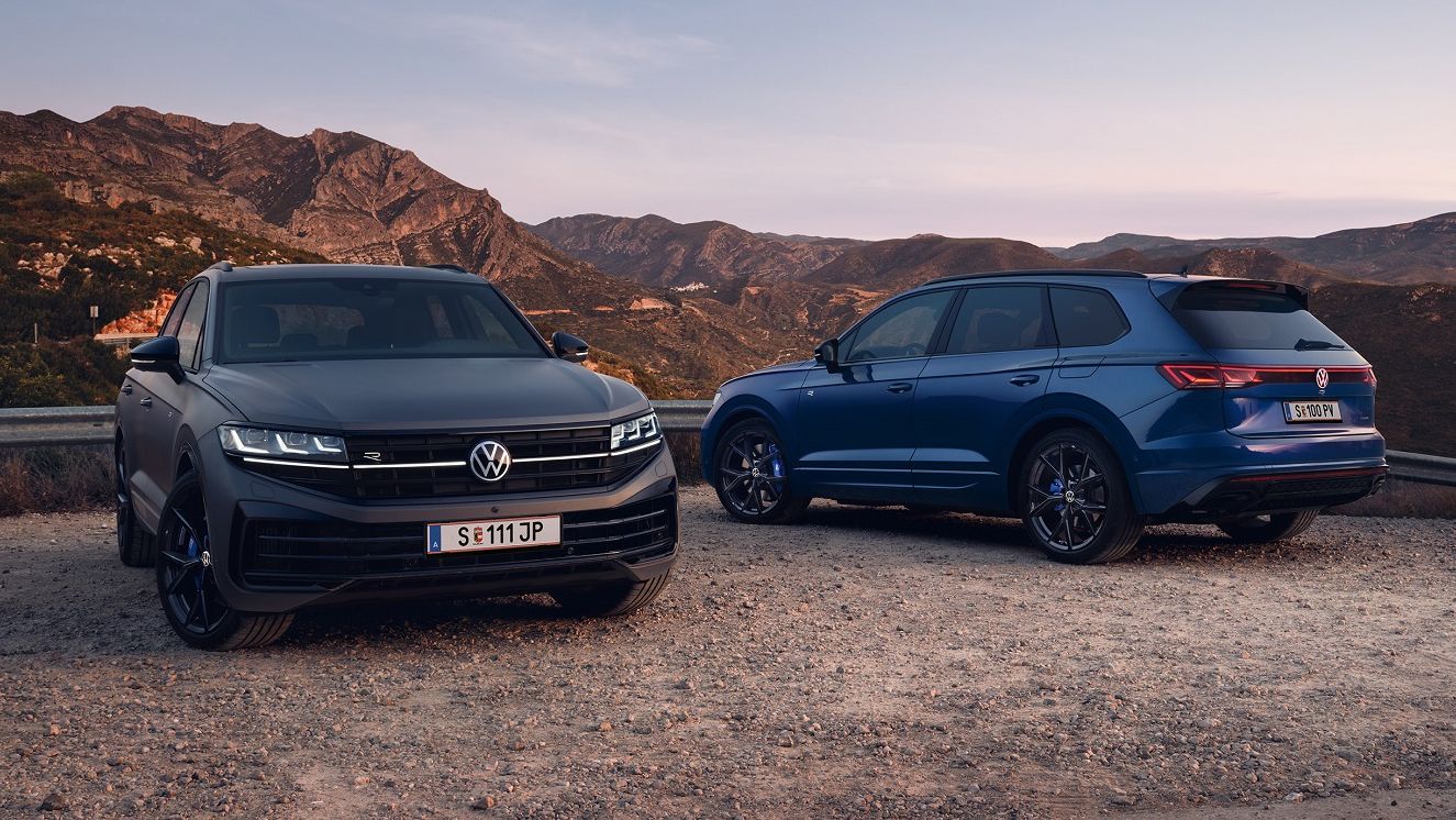 Zwei VW Touareg R in der Vorder- und in der Heckansicht auf einem Parkplatz