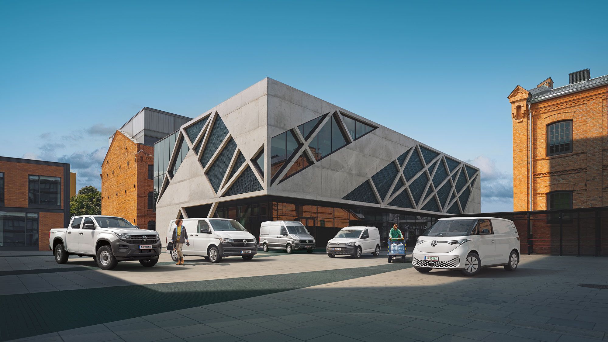 VW Nutzfahrzeuge sind vor Gebäude geparkt