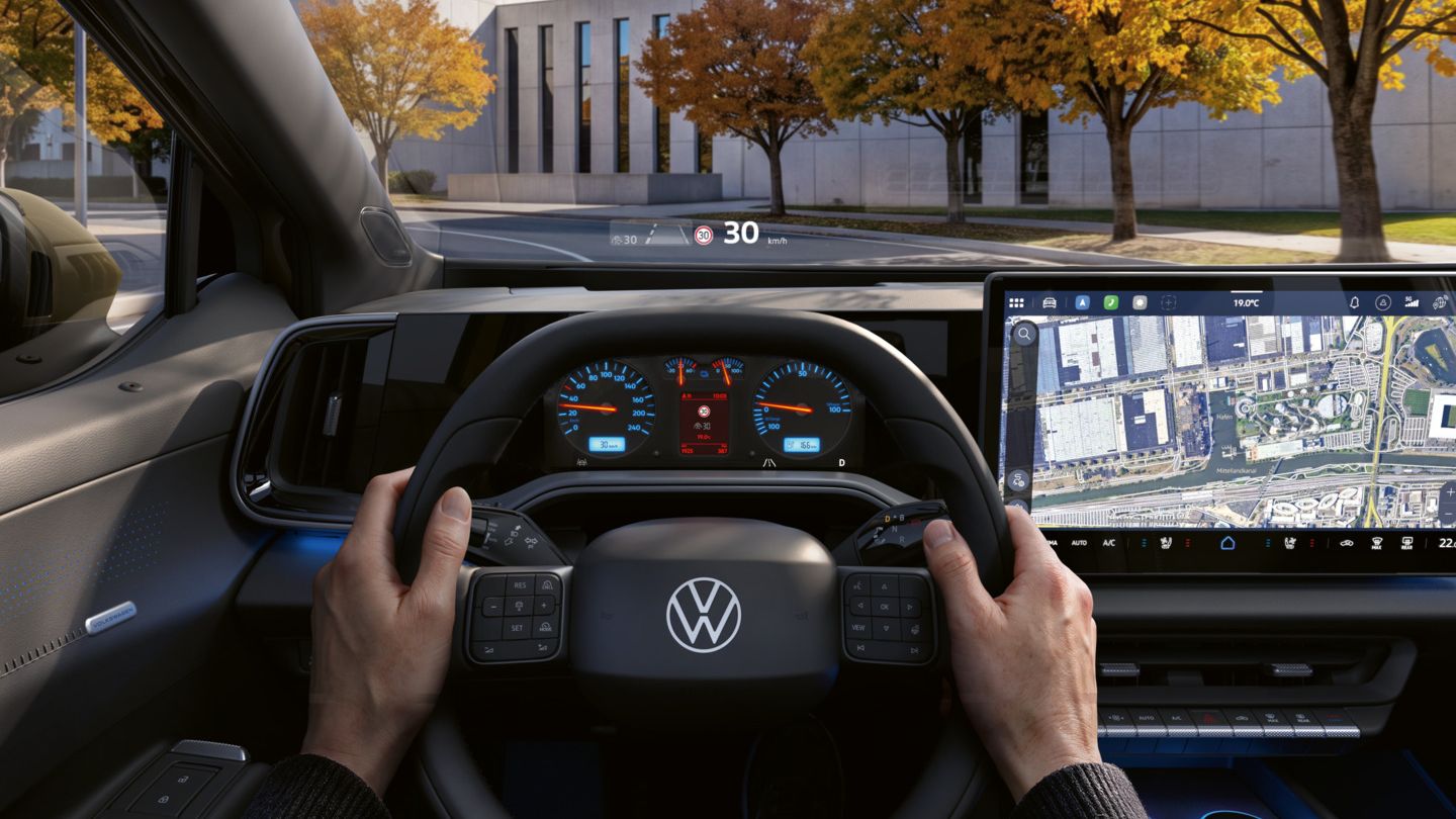 Ansicht des Fahrerscreens und des Center-Screens eines VW ID. Tiguan. Auf dem Center- Screen wird die Navigation angezeigt.