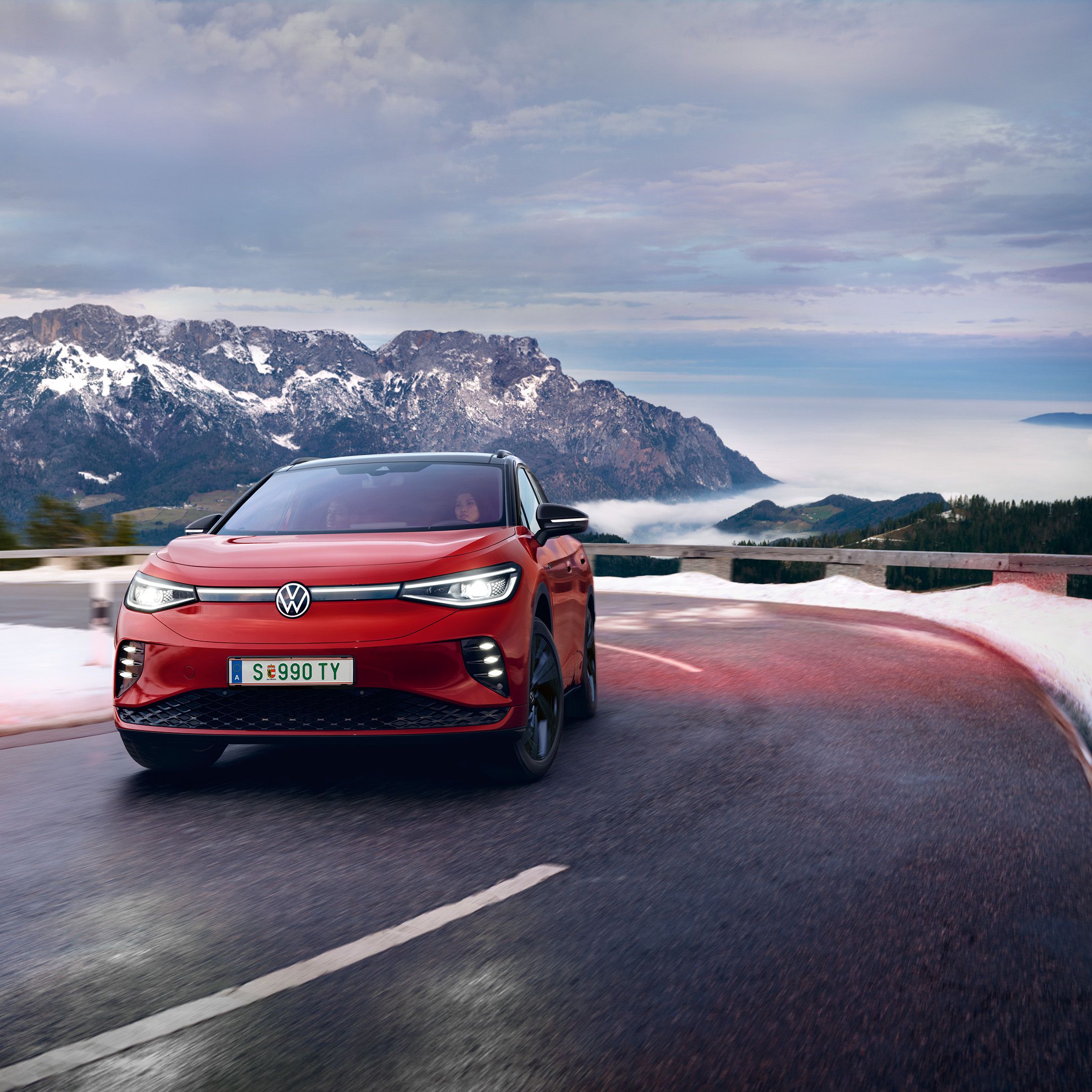 VW ID.4 GTX in Kings Red Metallic fährt auf Bergstraße