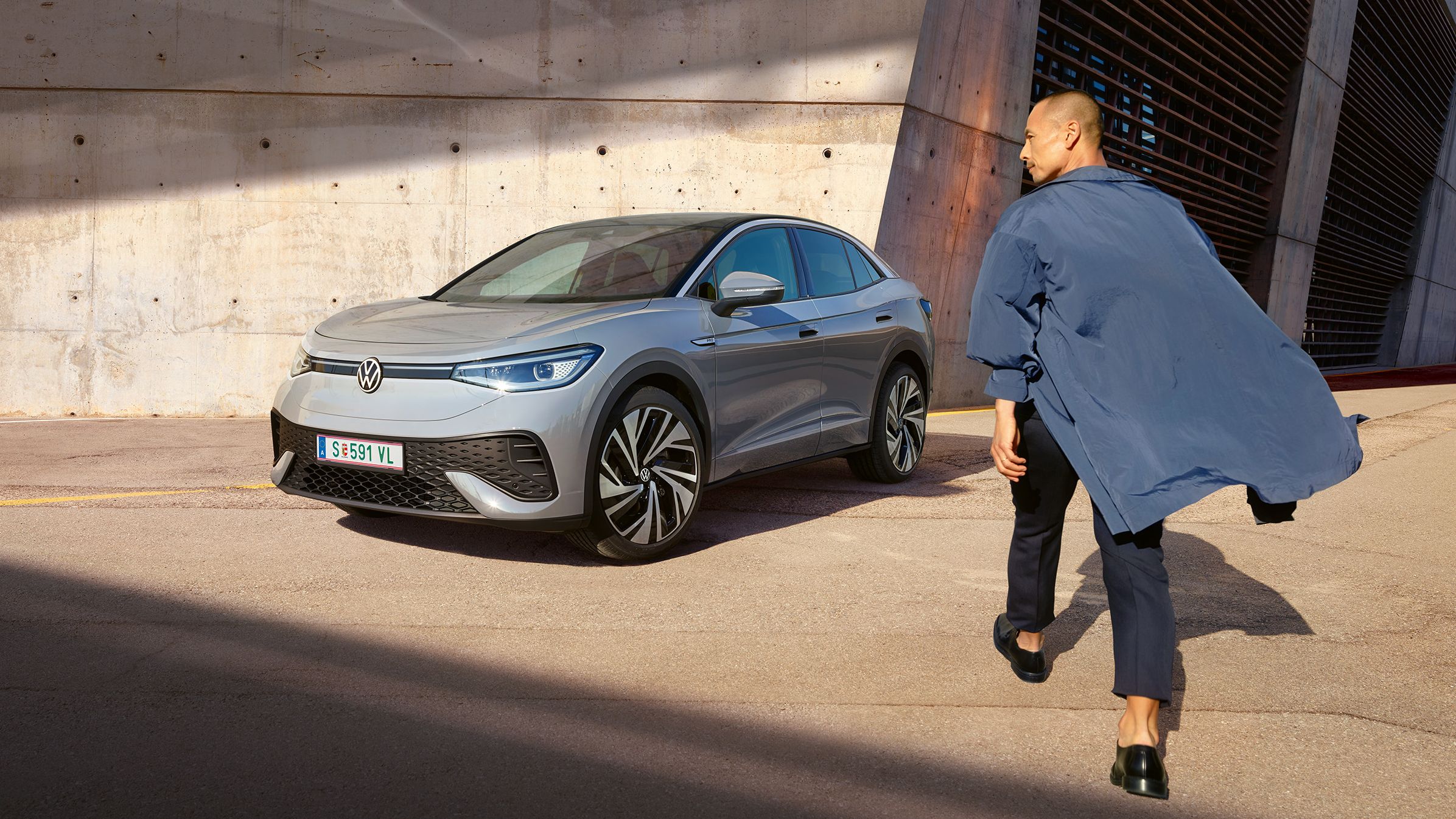 Mann geht auf mondsteingrauen VW ID.5 zu 