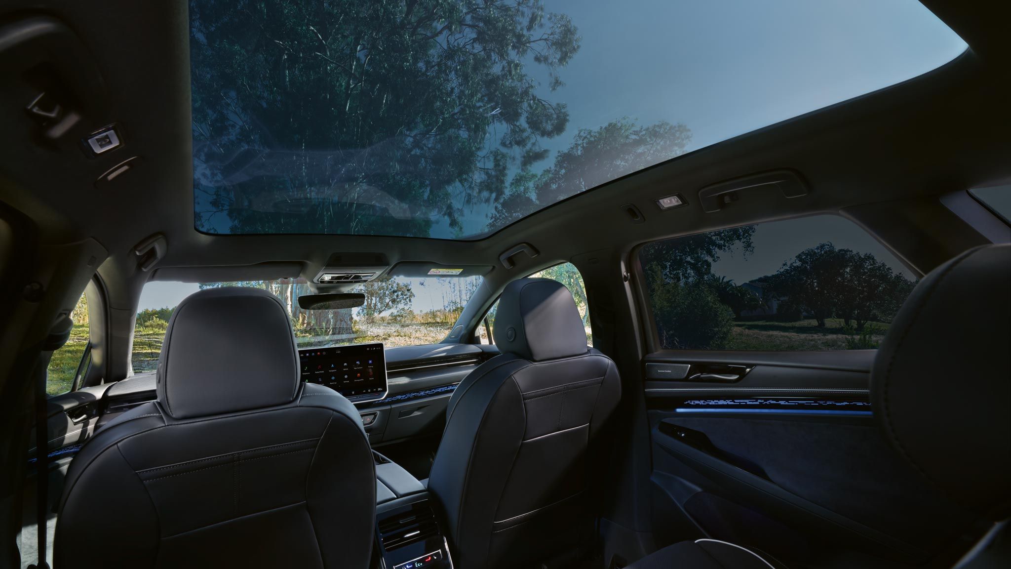 Blick auf das Panoramadach des VW ID.7 Tourer von der Rücksitzbank aus
