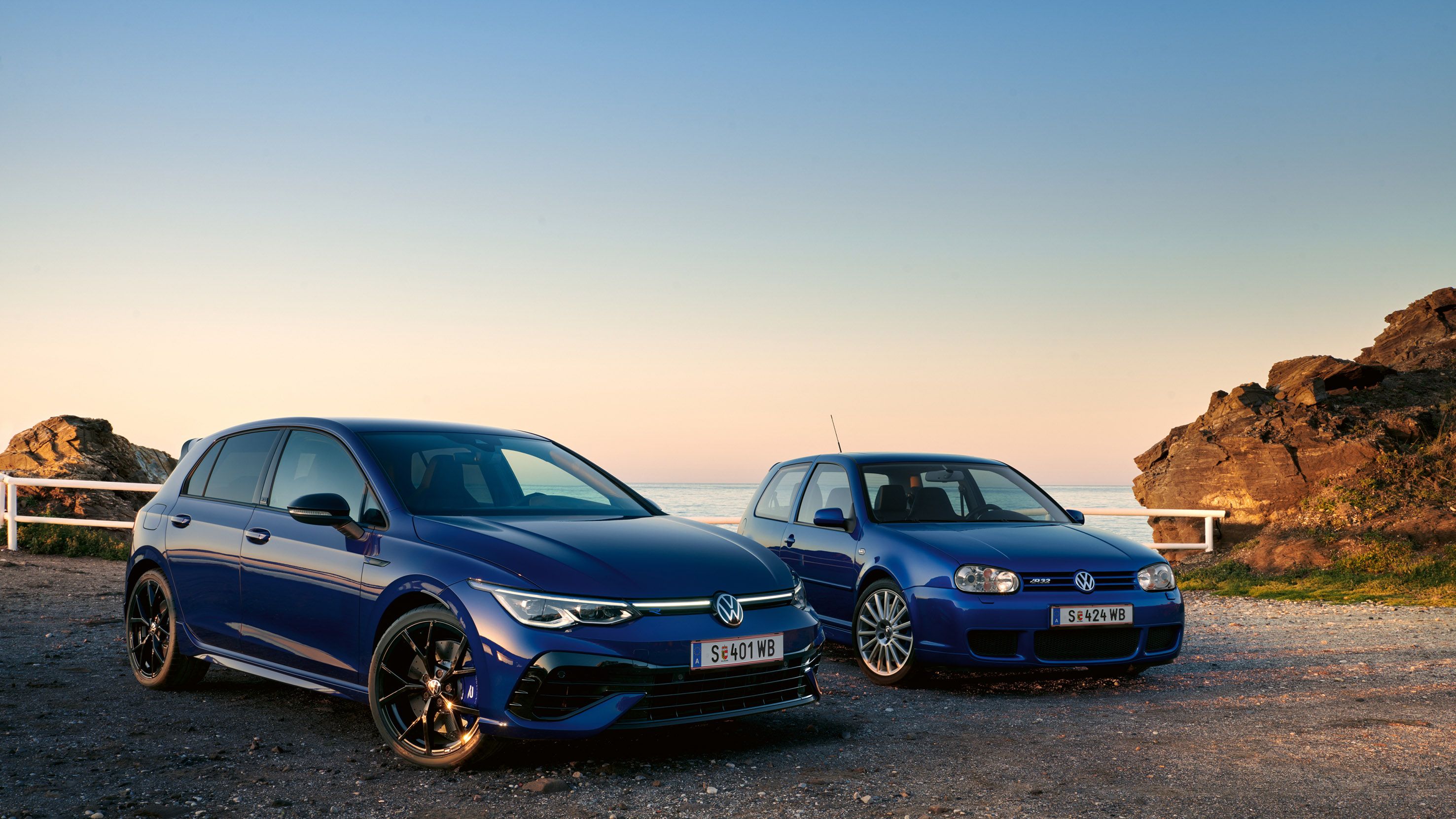 Der Golf R 20 Years steht neben dem Golf R32