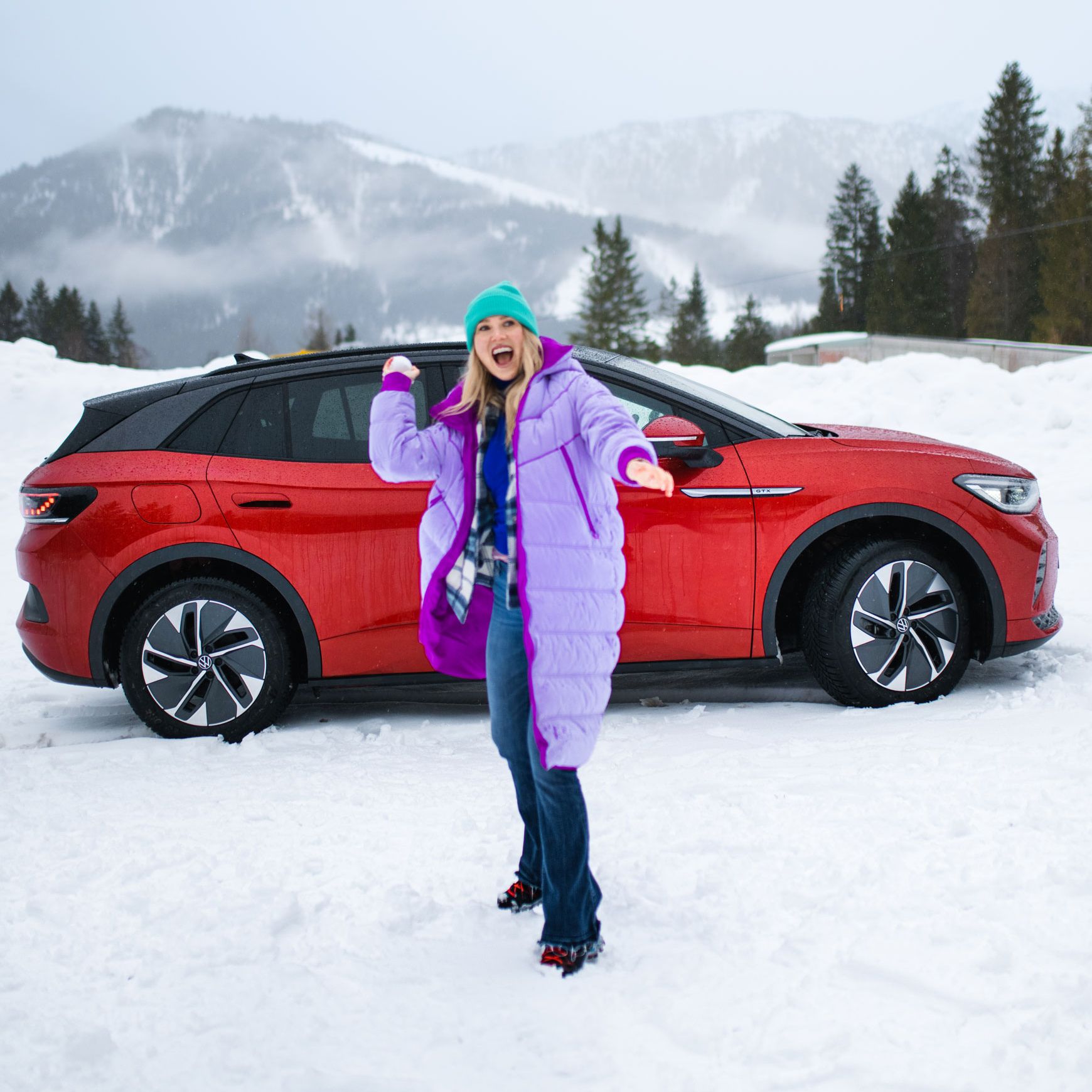 Frau mit Schnellball vor Elektroauto