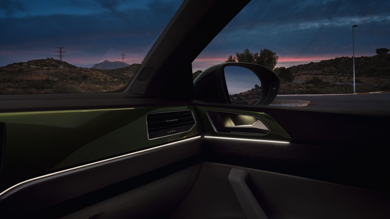Die Ambientebeleuchtung des VW Taigo Style in abendlicher Stimmung