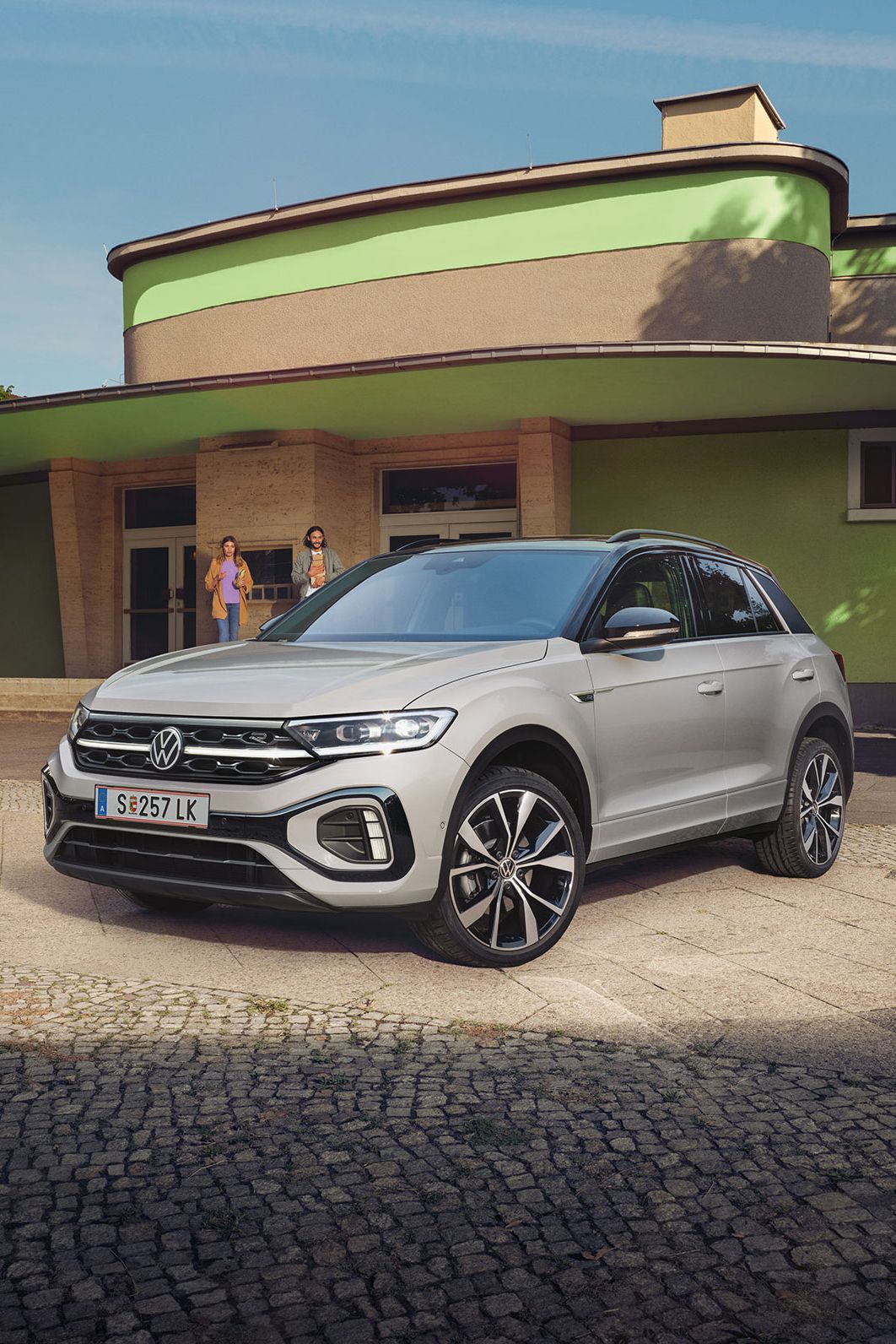 Der VW T-Roc R-Line geparkt vor Gebäude