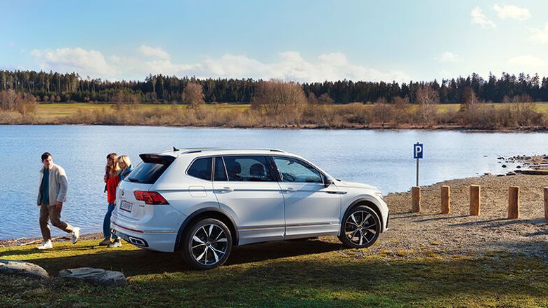 VW Tiguan Allspace R-Line steht am Ufer von See