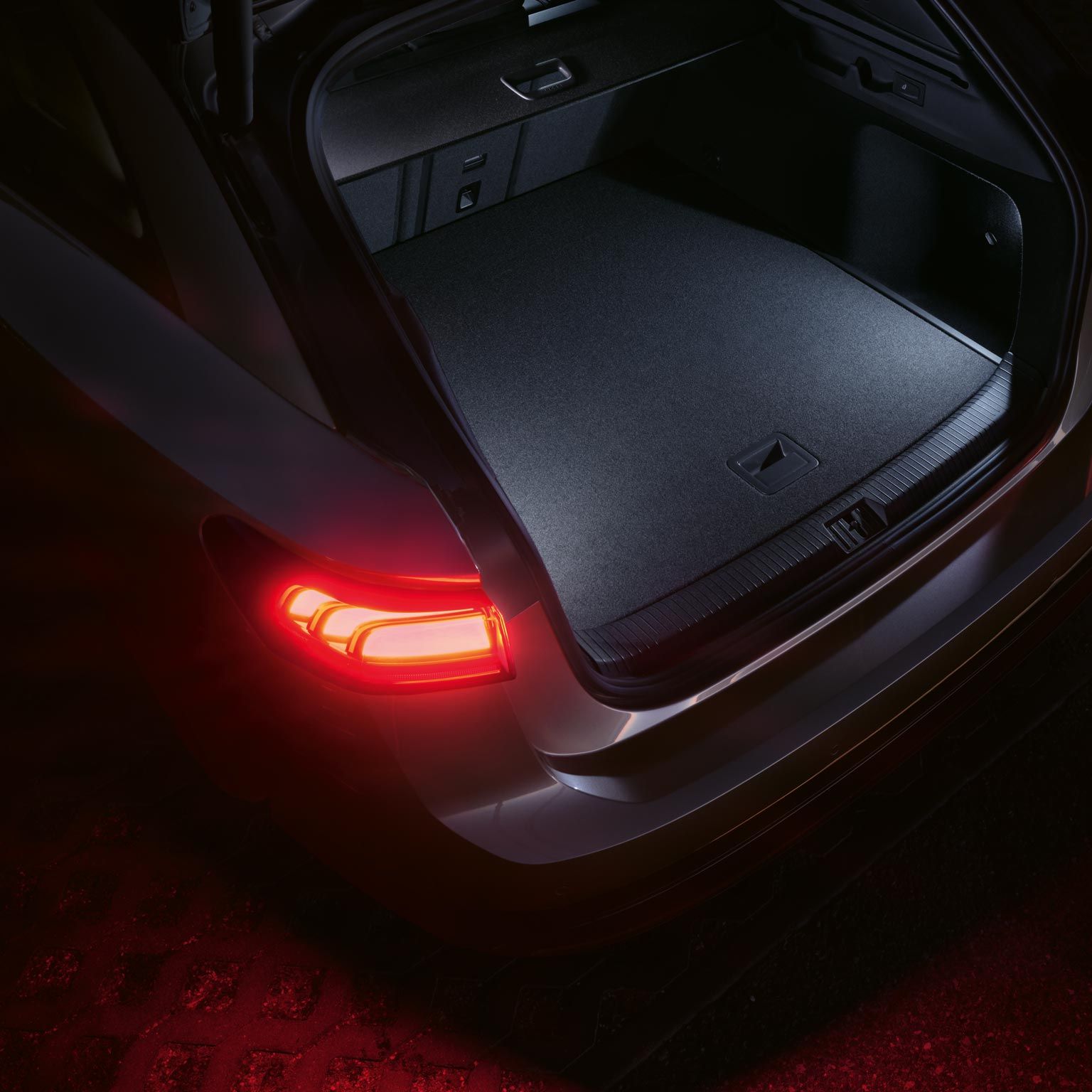 Kofferraum des VW ID.7 Tourer bei Nacht, von oben fotografiert