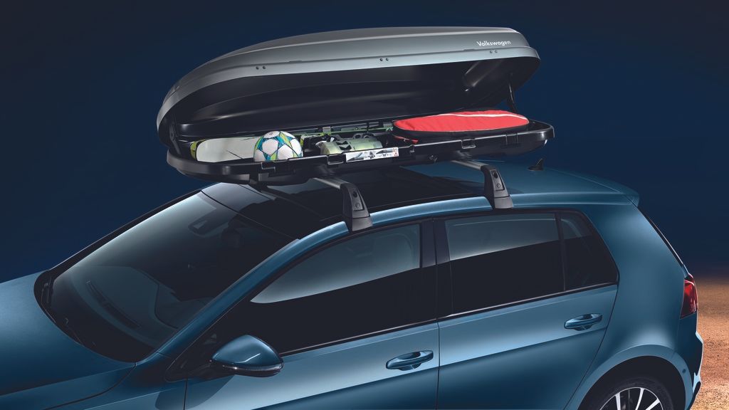 Volkswagen Dachbox montiert auf einem blauen VW